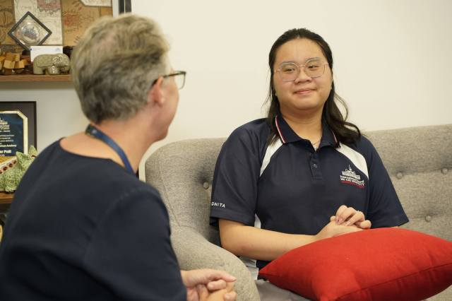 Giáo viên ISHCMC-AA hỗ trợ học sinh sau giờ học