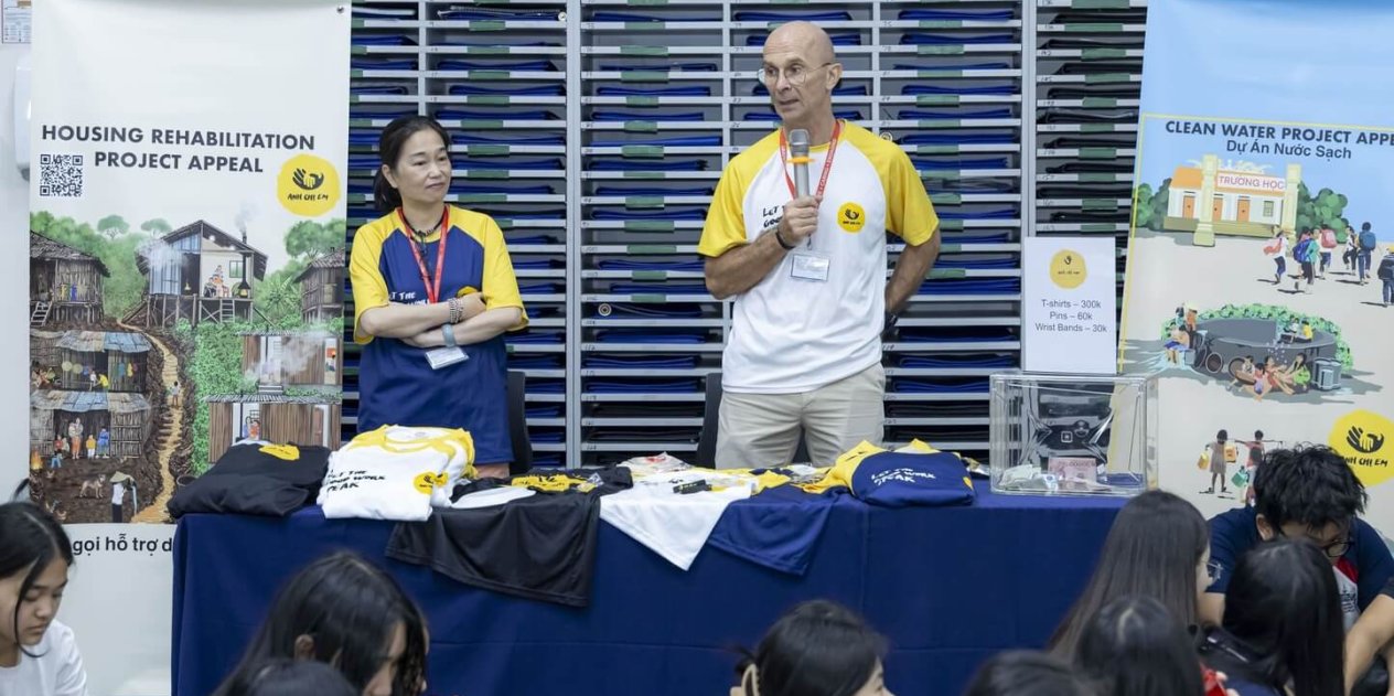 A representative of the “Anh Chi Em” Foundation delivered a speech during the charity fair