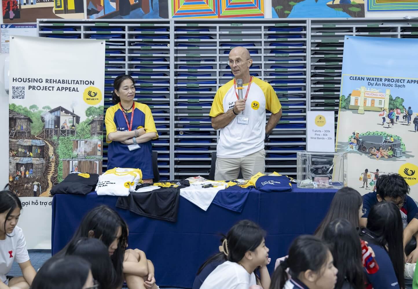 A representative of the “Anh Chi Em” Foundation delivered a speech during the charity fair